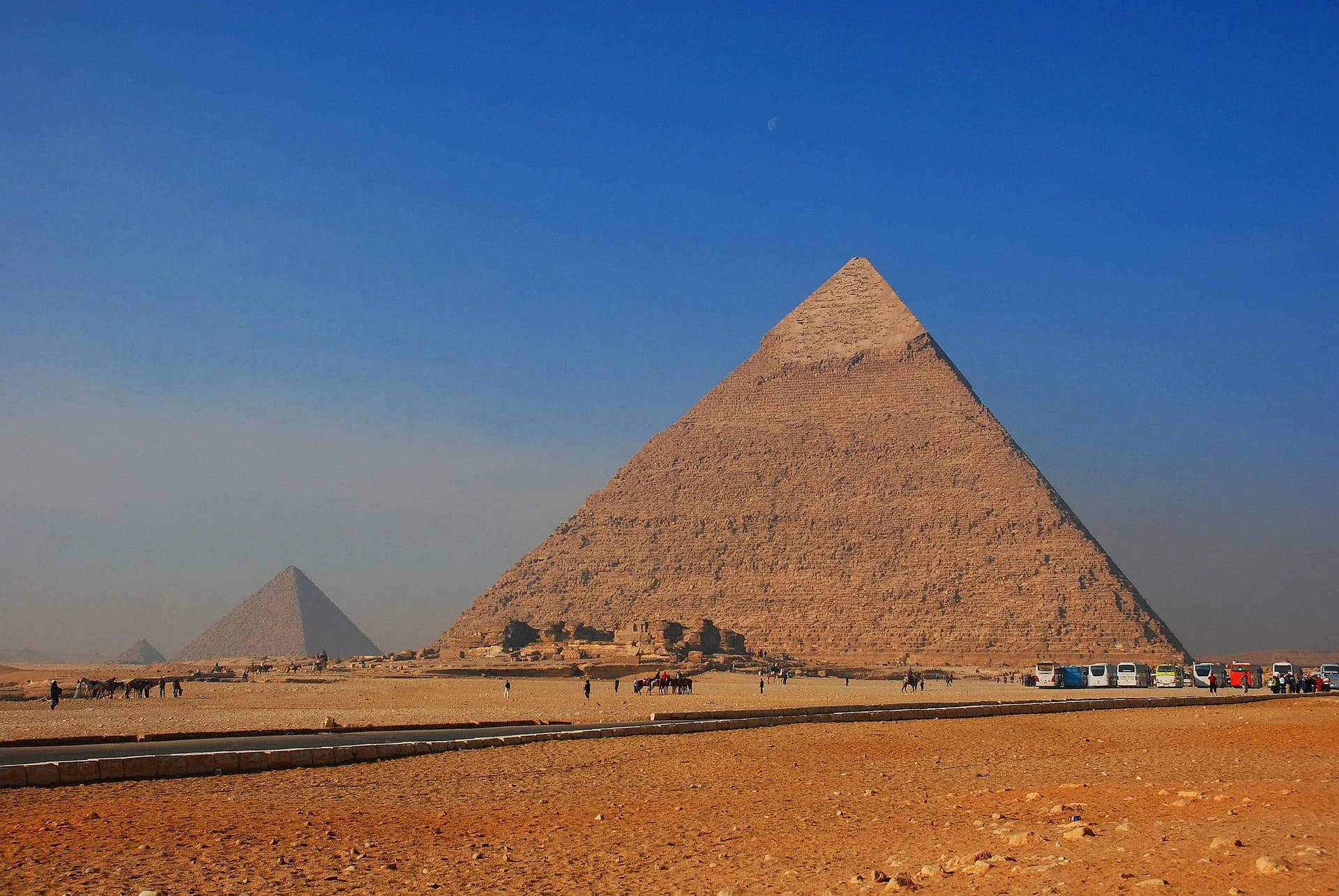 Piramides vanuit Hurghada: is het de moeite waard om een dag op te offeren?