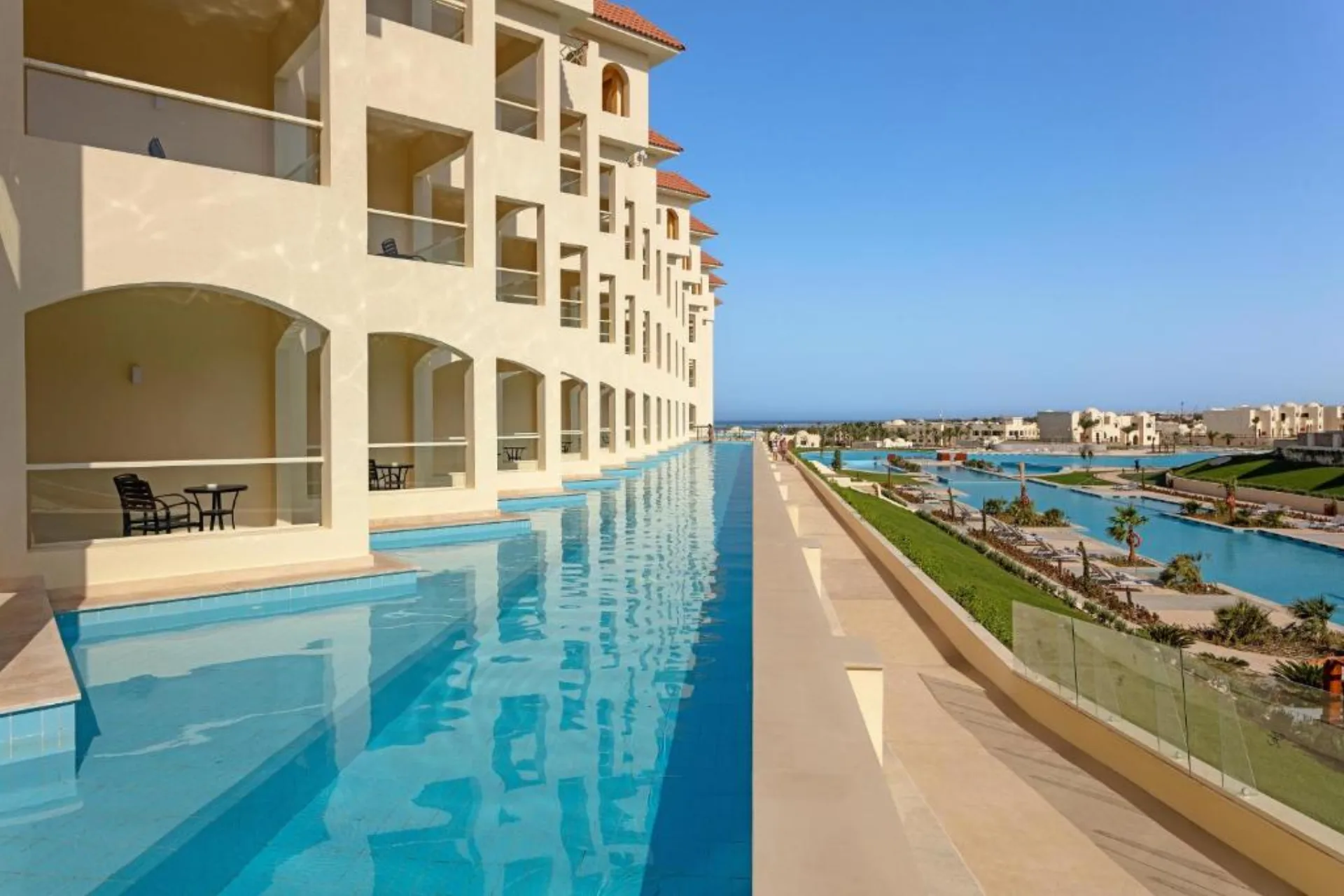 Xanadu Resort Makadi Bay swim-up pool
